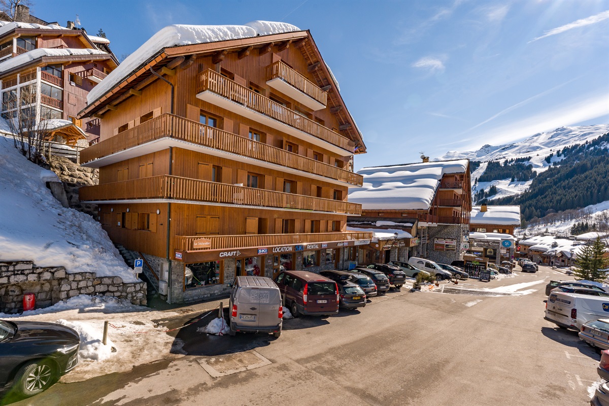 SPECTACULAR LOCATION IN MERIBEL CENTRE