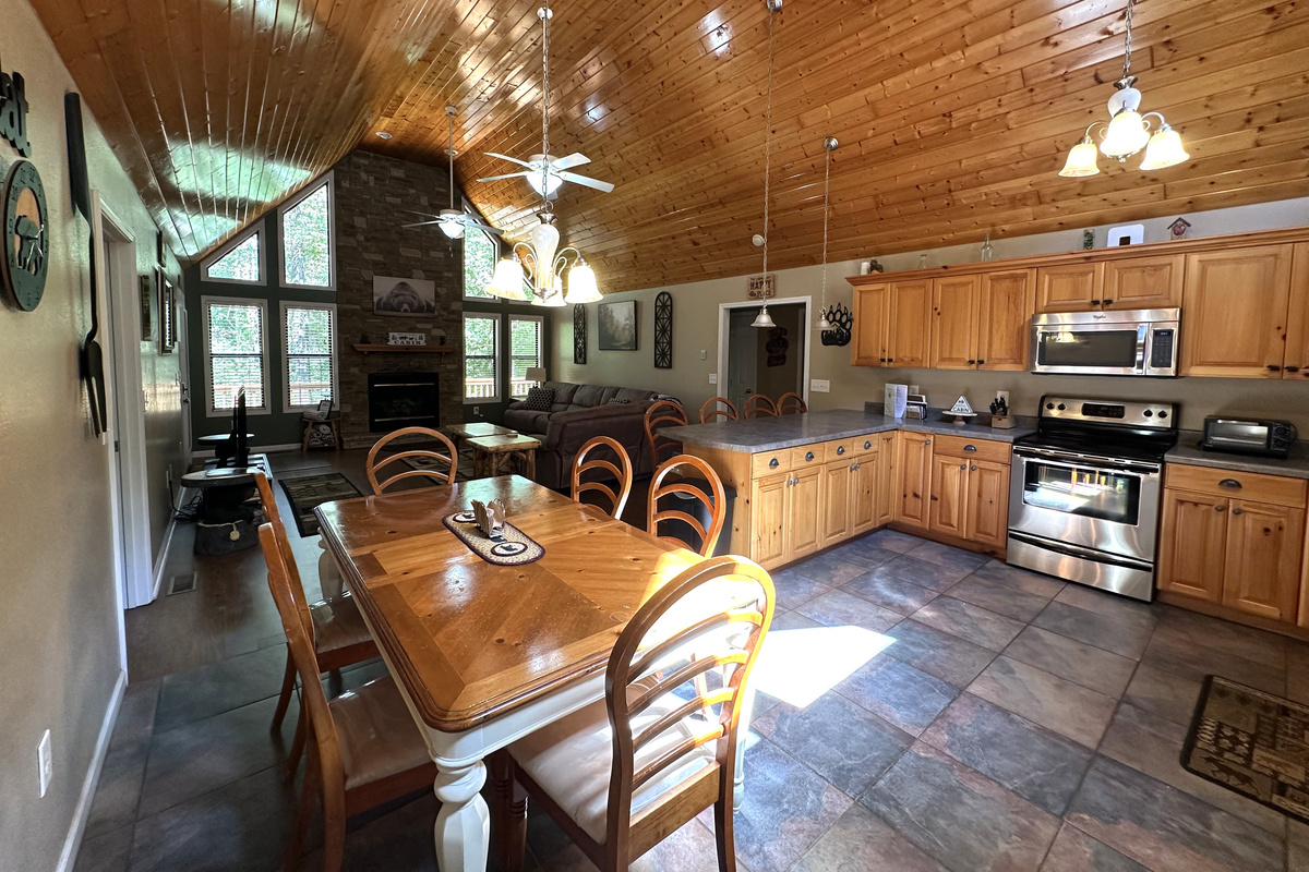 Dining Area - accommodates up to 6 guests