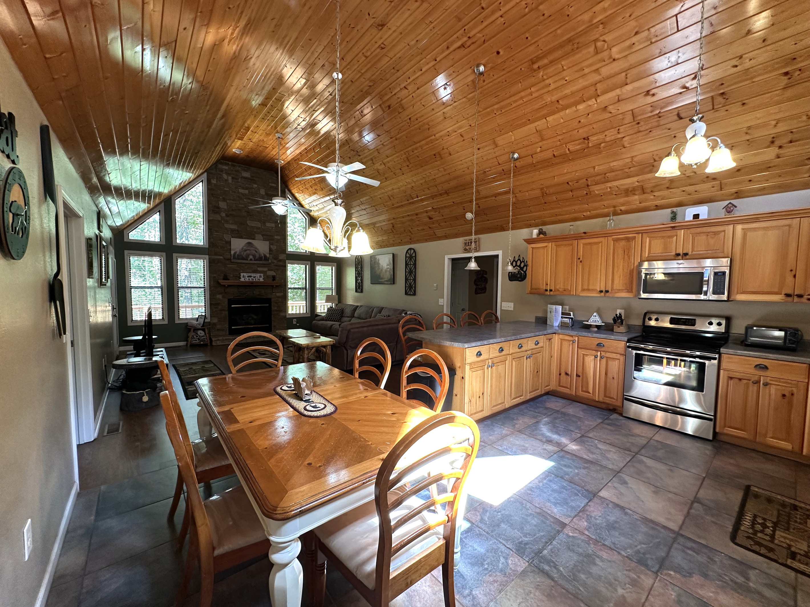 Dining Area - accommodates up to 6 guests