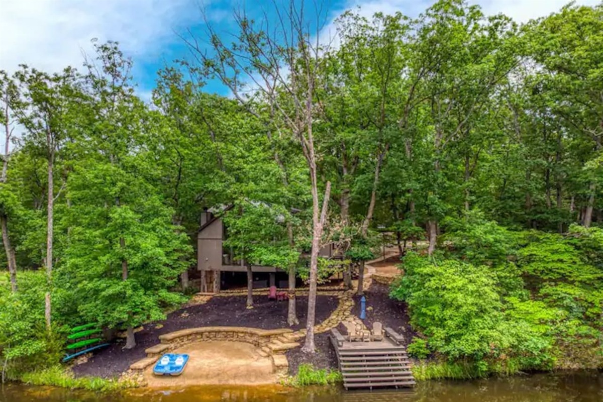 Lakeside setting with direct access to the water