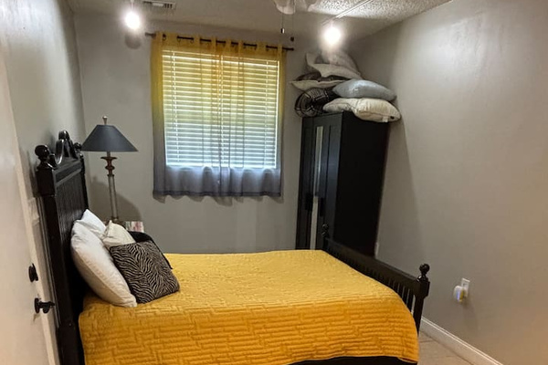 Gold Room - Queen sized bed and private entrance.
