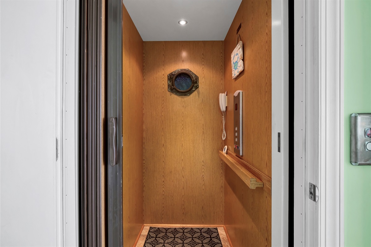 Private elevator to floors 2 and 3