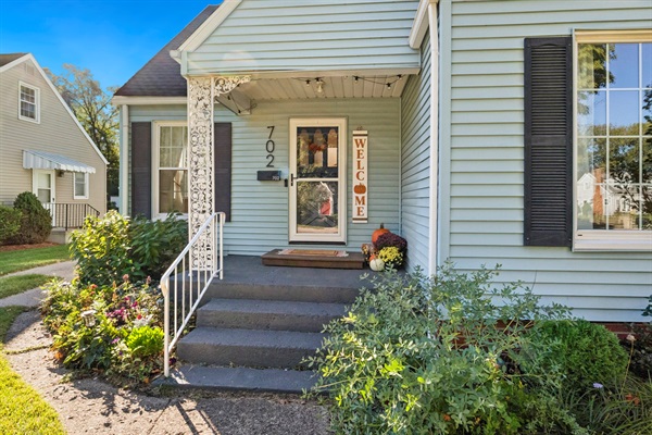 Step onto the porch and feel the warmth—our South Bend guest retreat greets you with a charming welcome sign and cozy entryway. A family-friendly stay near Notre Dame, ready to feel like home.