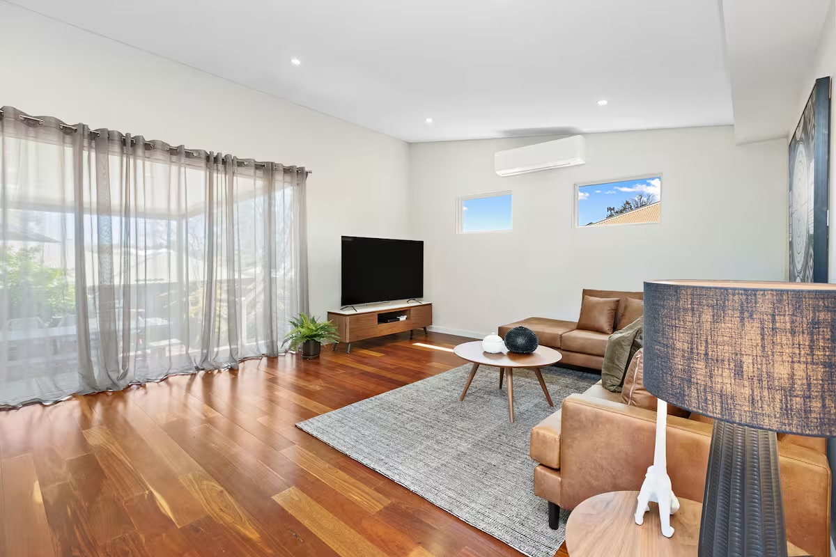 Sasha’s Cottage on the Hill brings together a private backyard, covered barbecue area and spacious indoor living for a well-rounded Perth stay.