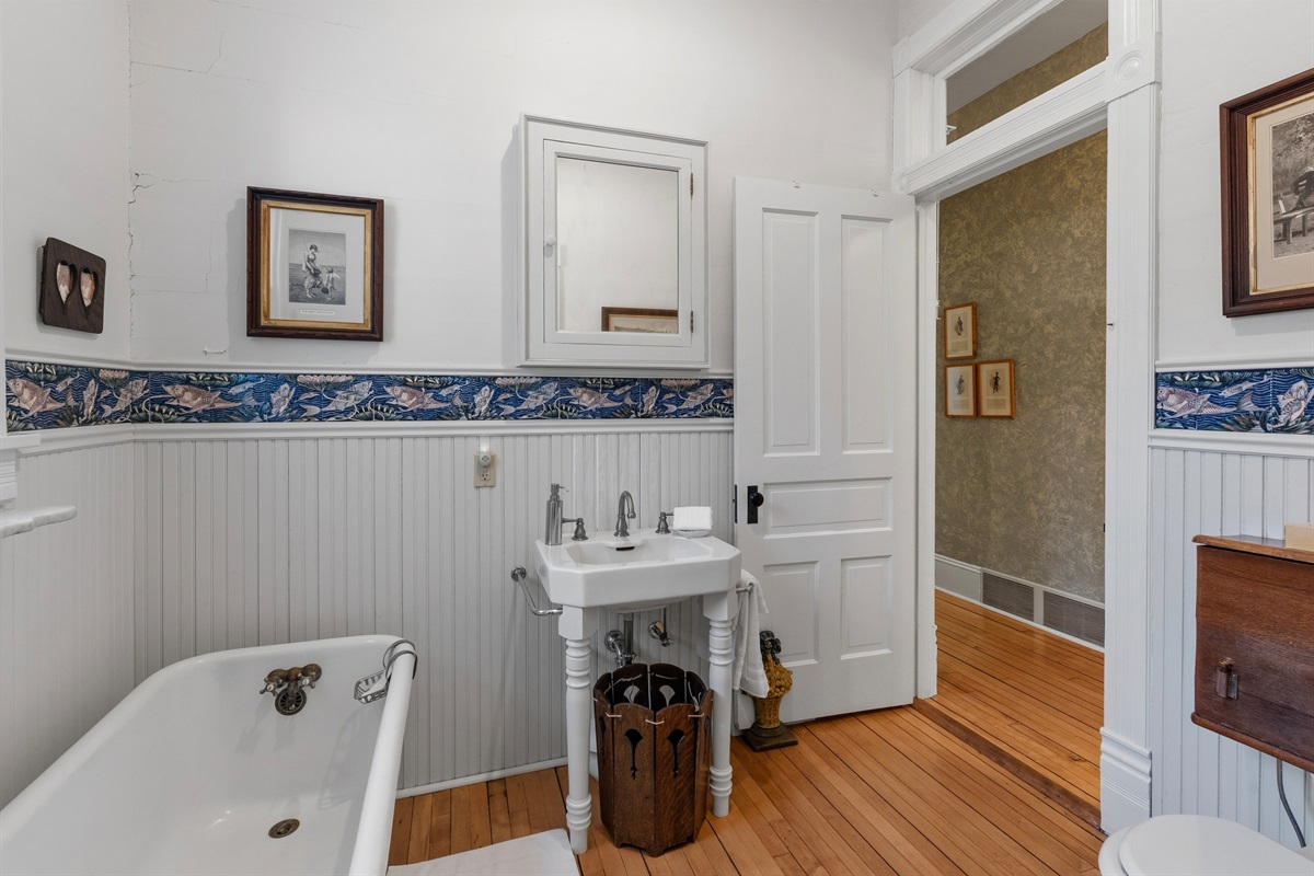 Main floor bathroom w/ tub & shower combo