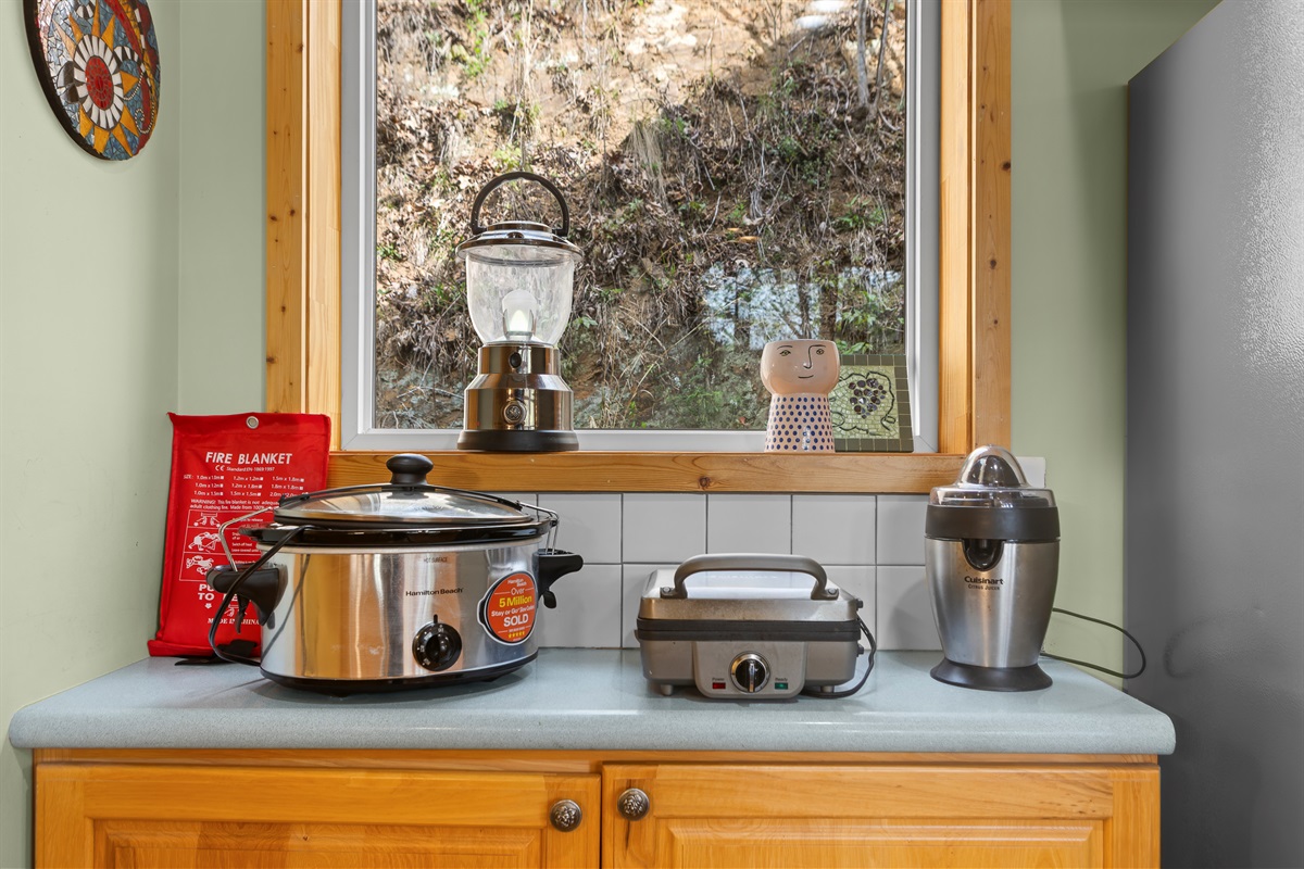 Kitchen: Whip up culinary delights with top-notch appliances and enchanting mountain views!