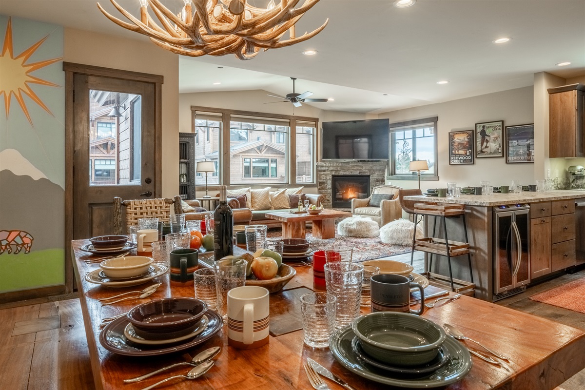 The custom acacia slab dining table comfortably seats ten—perfect for shared meals, games, or mapping out tomorrow’s ski runs.