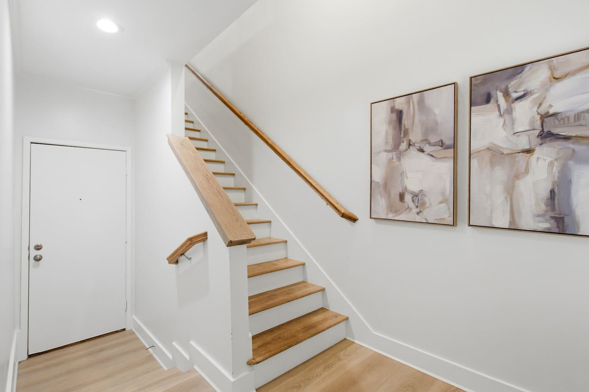 Three stories of modern Dallas living in the walkable State Thomas neighborhood. Uptown restaurants, rooftop bars, and retail are just a 13-minute walk from the front door.

