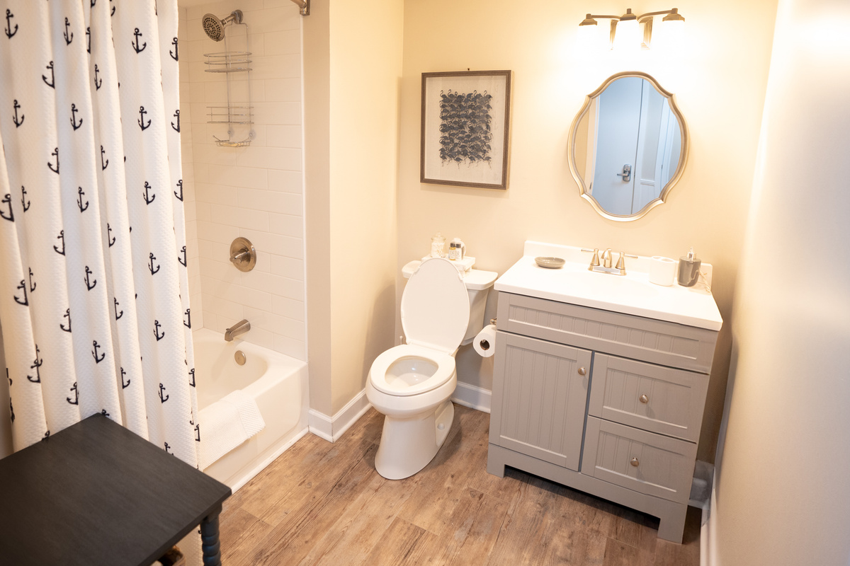 2nd bathroom with tub/shower combo