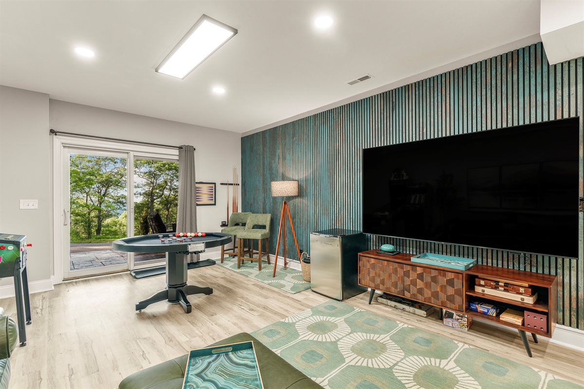 Host movie nights or poker marathons around the 85” smart TV in a space styled for comfort, cocktails, and competition
