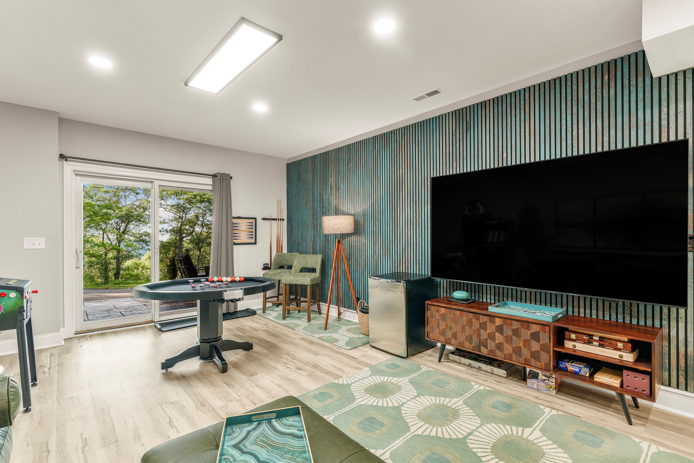 Host movie nights or poker marathons around the 85” smart TV in a space styled for comfort, cocktails, and competition