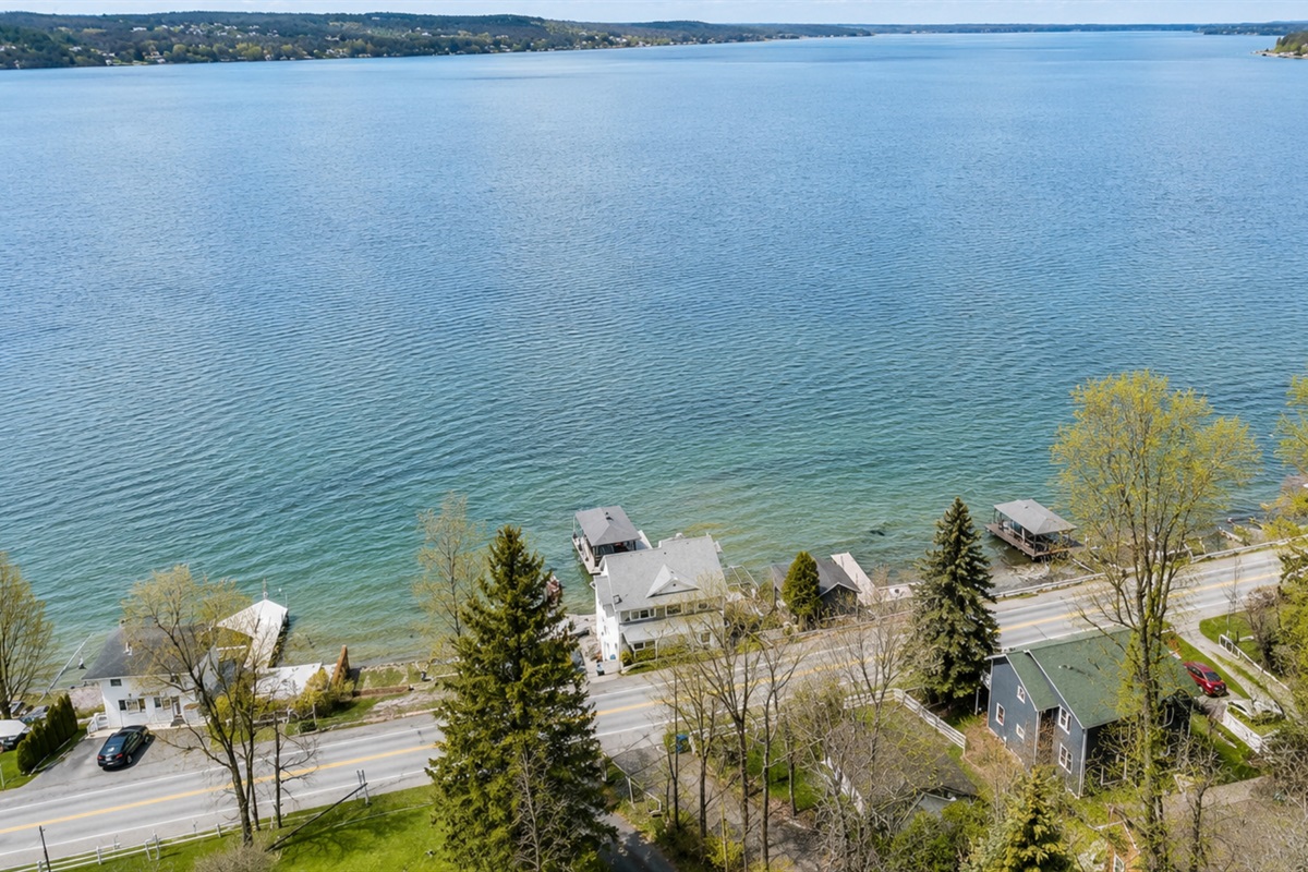 Nestled along Canandaigua Lake, this cozy neighborhood boasts private docks, walkable charm, and scenic forested backdrops—ideal for lake life lovers. 🏡🌲🌊