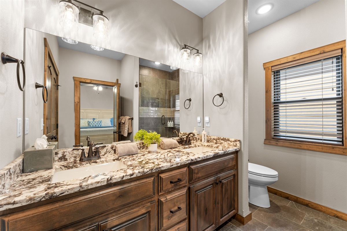 En suite master bath 