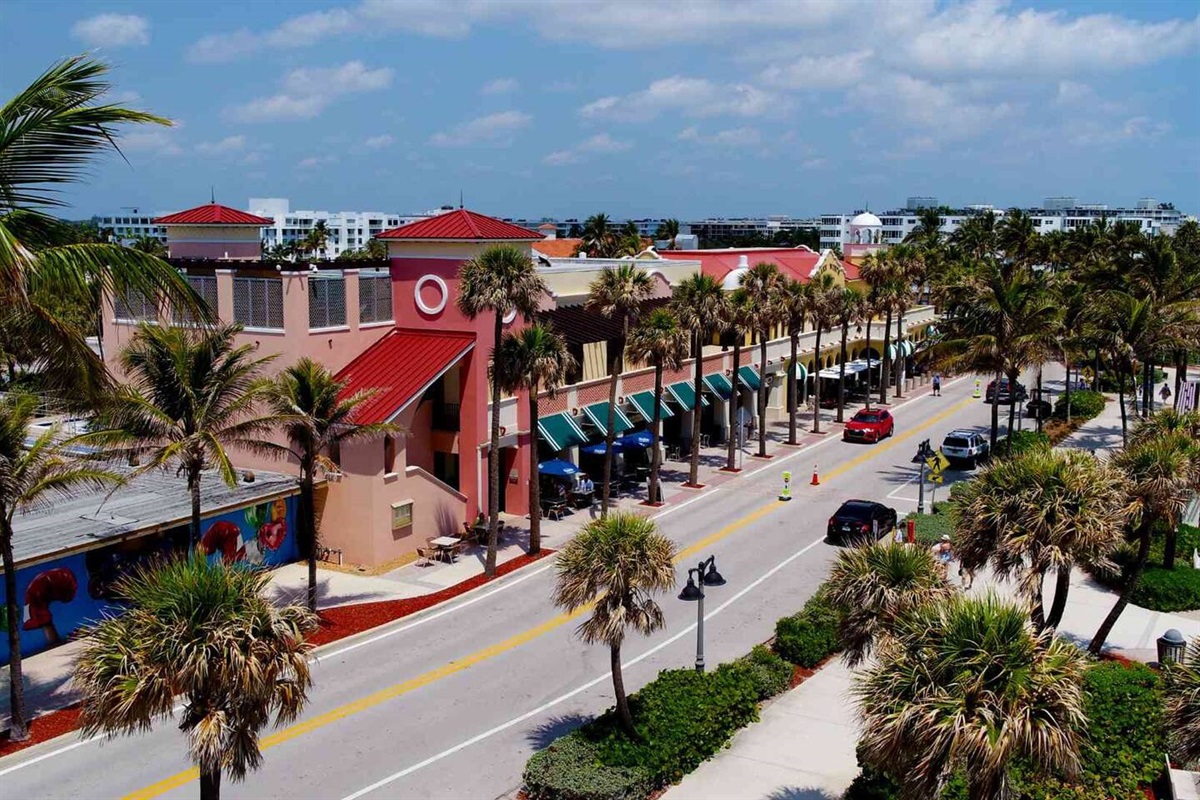 Lake Worth, West Palm Beach, and the Intercoastal Waterway is right next down the road, featuring amazing vacation scenery, restaurants, shops, music festivals, art galleries, and much, much more!