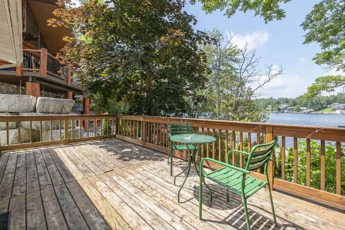 Private deck with outdoor table and chairs