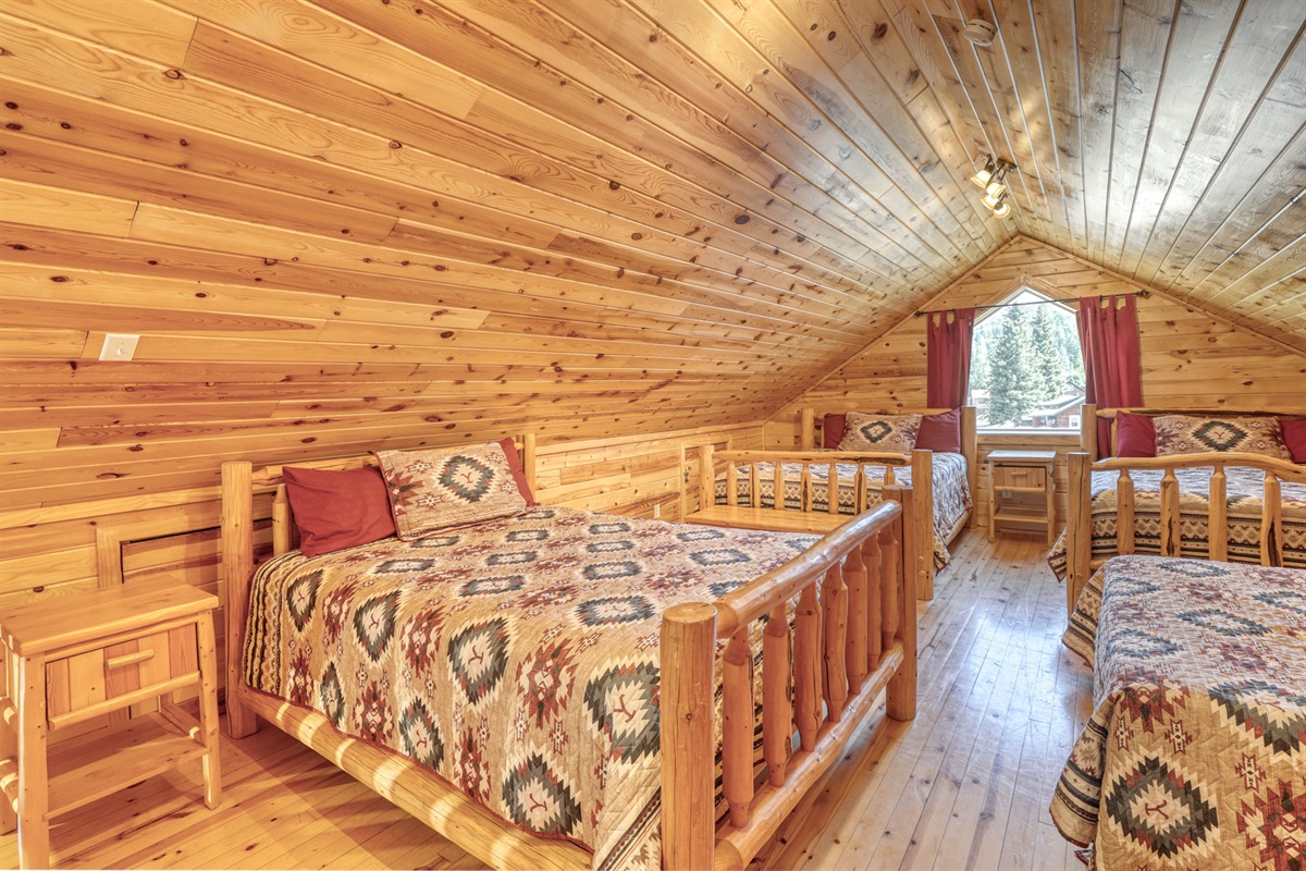 Loft with 3 Queen beds