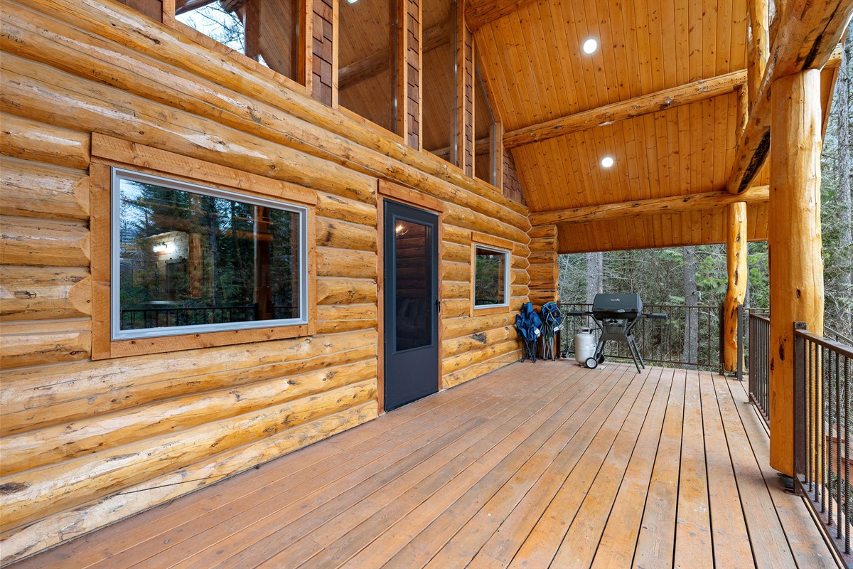The Grizzly Den Deck