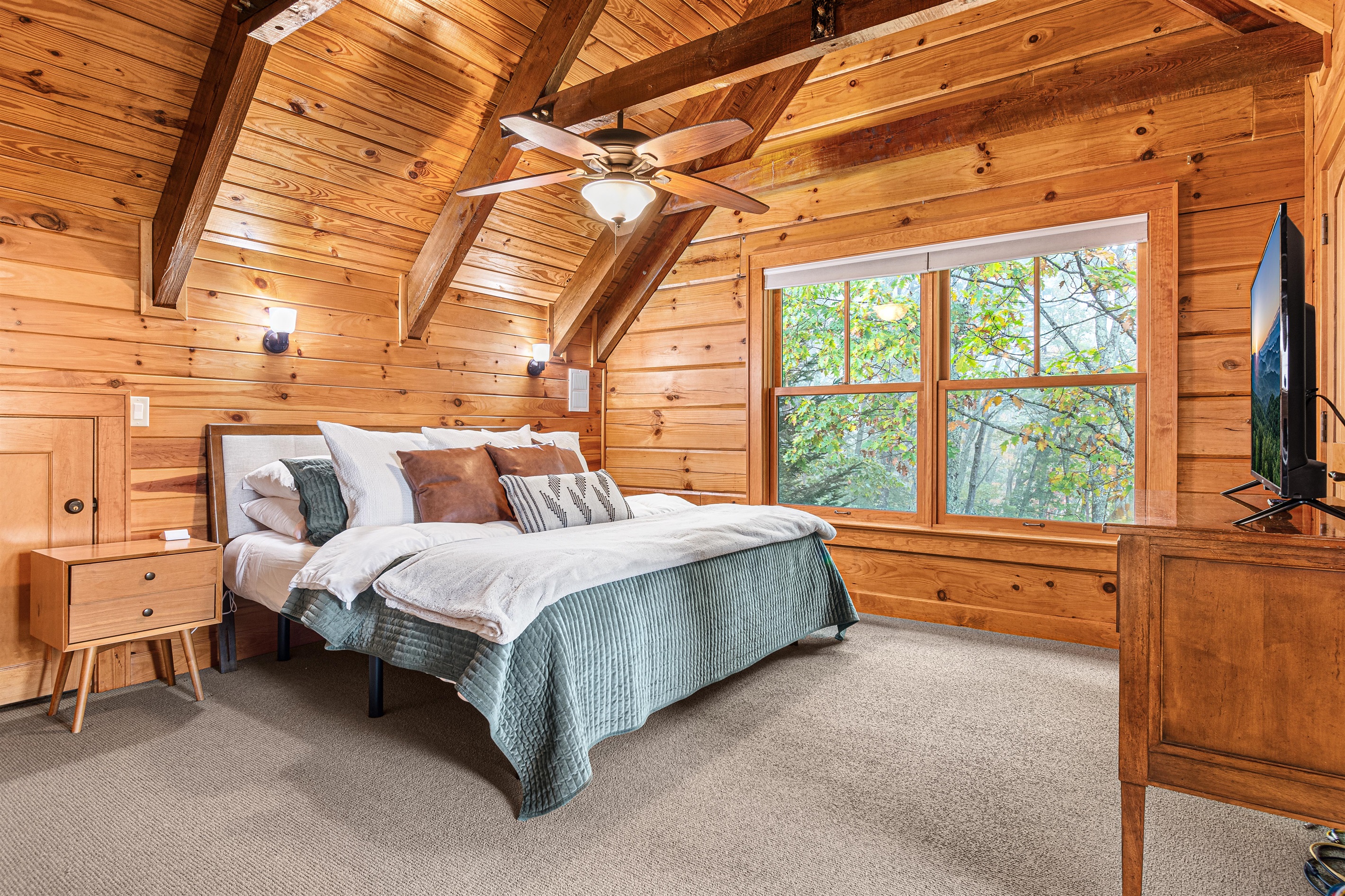 Upstairs Master with en suite and new King bed.