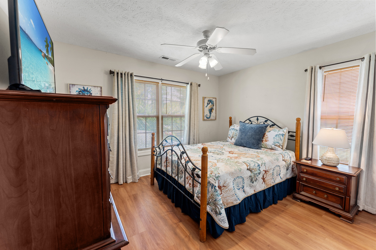 3rd Bedroom Downstairs- Queen Bed