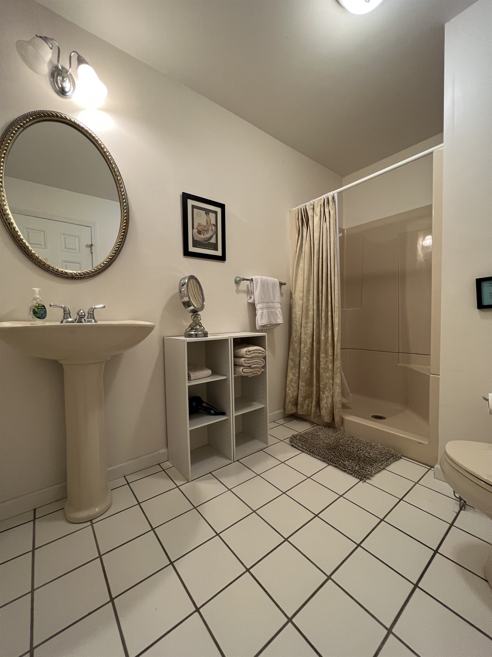 The Federal House Apartment 2, 1st floor full bathroom, with shower.