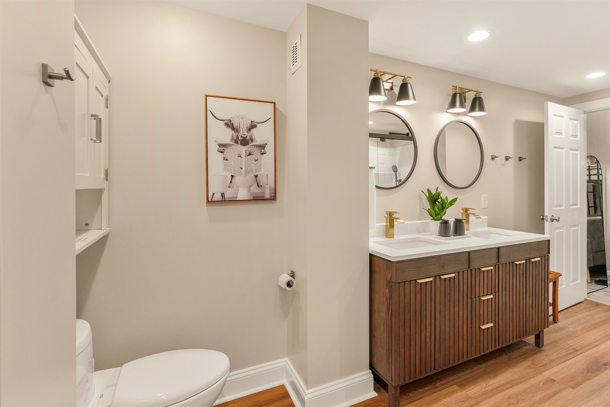 A spa-inspired retreat with a twist. Newly built with dual entry, this bath offers double sinks, gold fixtures, and relaxed luxury—perfect for access and ambiance