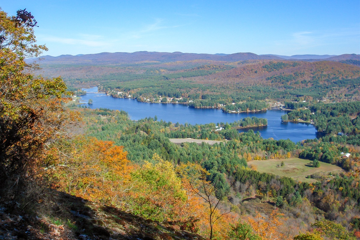 Lake Algonquin from above in early autumn, a great time to hike!