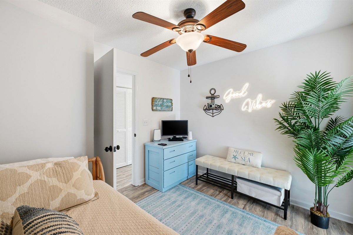 Good Vibes all around! Day bed 