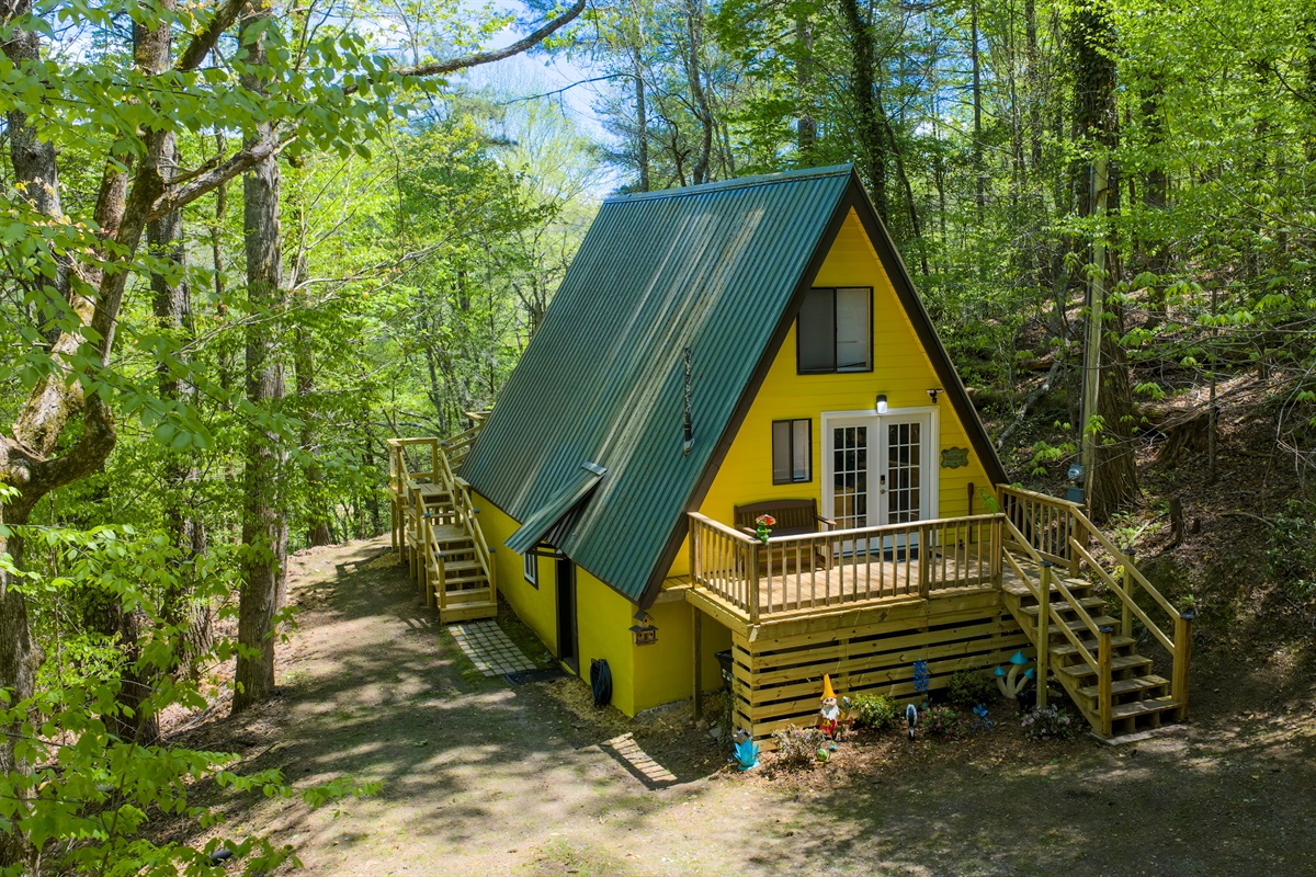 Enjoy the best of both worlds—peaceful wooded surroundings just 5 minutes from downtown Murphy’s restaurants, shops, and grocery stores.