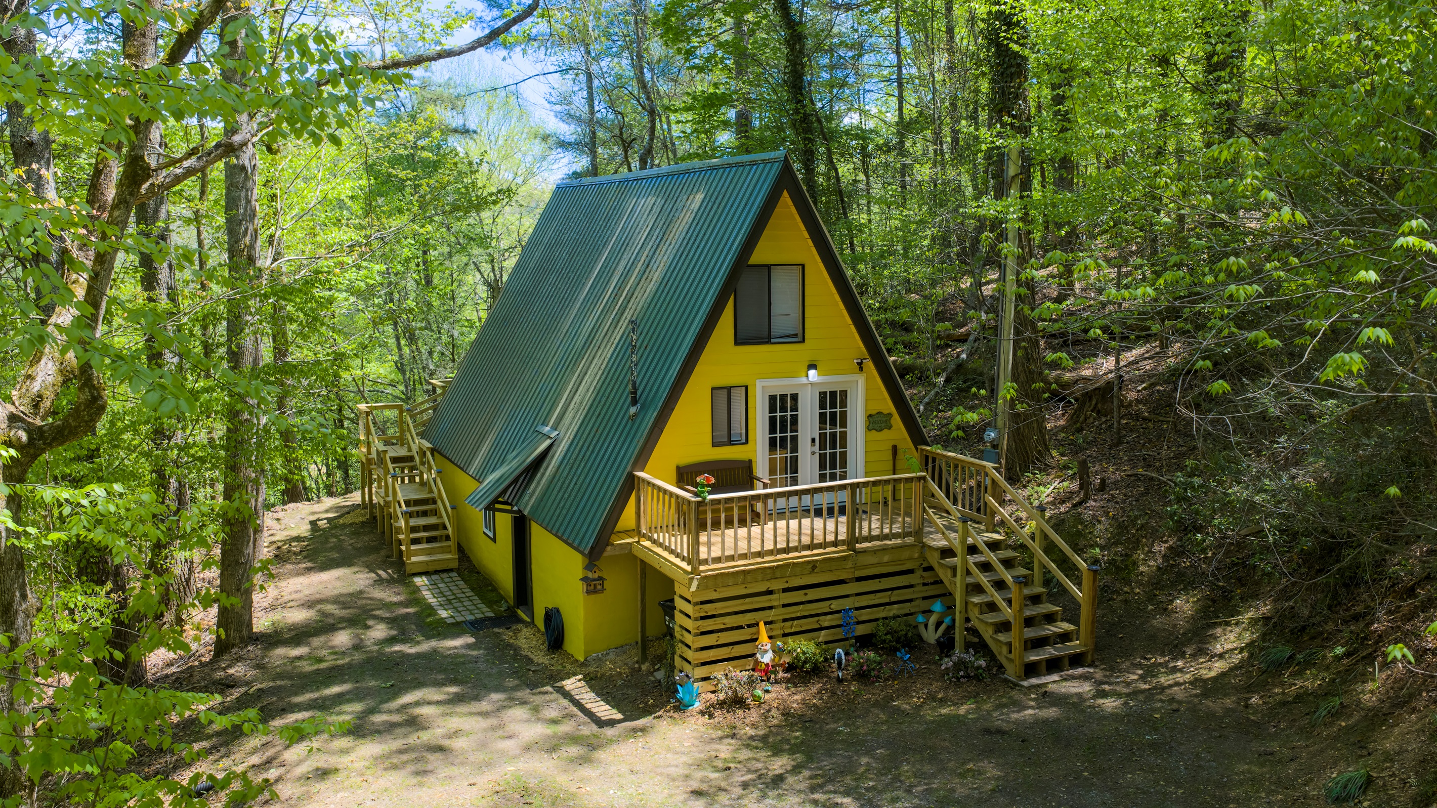 Enjoy the best of both worlds—peaceful wooded surroundings just 5 minutes from downtown Murphy’s restaurants, shops, and grocery stores.