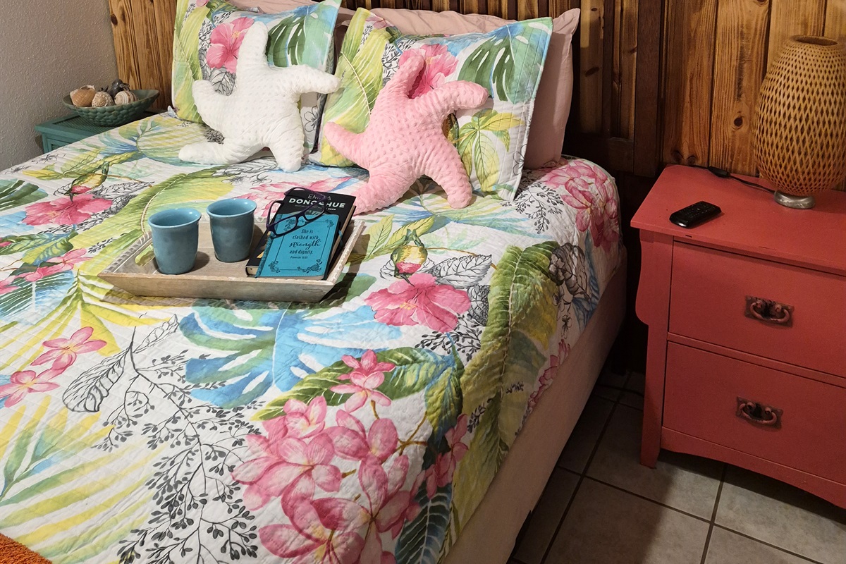 Shiplap wall behind the bed (surfboard for decoration purposes ony)