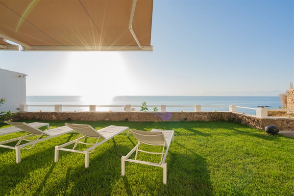 Experience the best of both worlds at Casa Folimanka! Our garden offers a tranquil escape surrounded by greenery, with a stunning backdrop of sea views. Your private slice of paradise in Torremolinos. #SeasideGarden