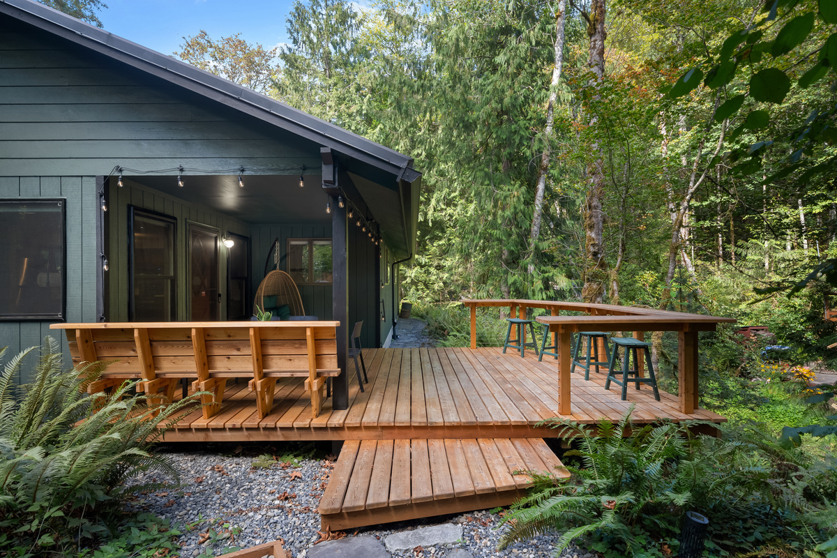 Pull up a stool at the outdoor bar — happy hour hits different in the trees.