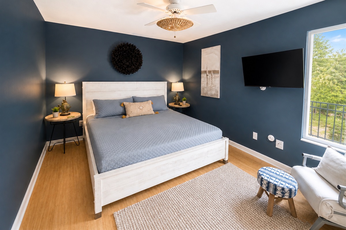 Blue room with king size bed 