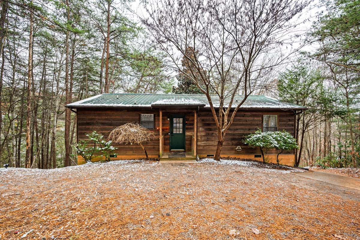 Flat parking in front of cabin