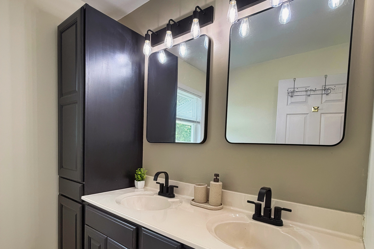 Lower level King Bedroom ensuite bathroom