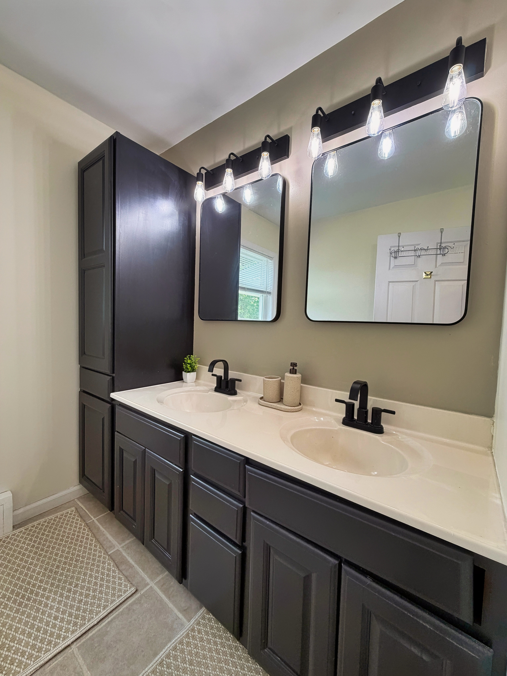 Lower level King Bedroom ensuite bathroom
