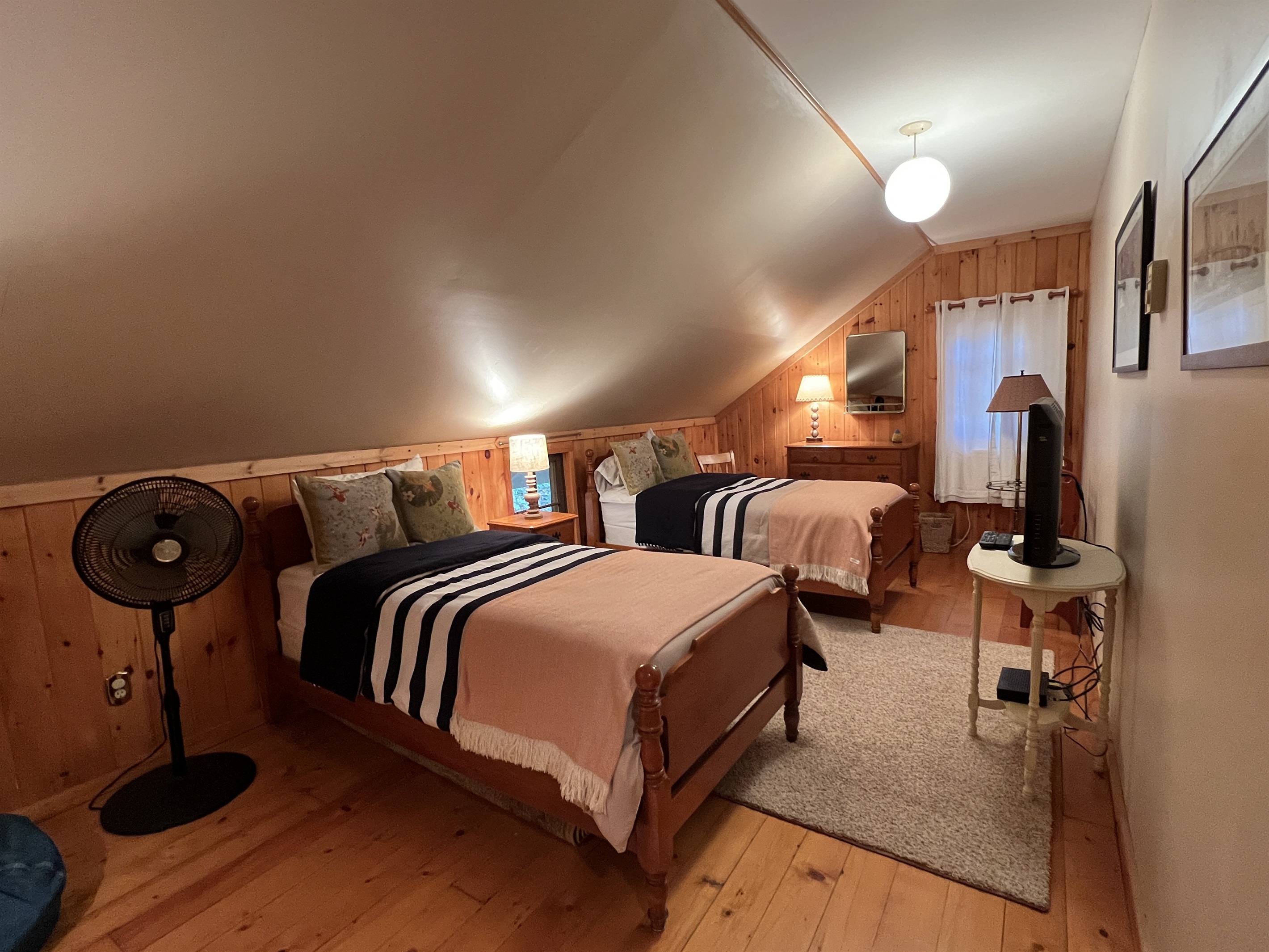 Lille Gossebo 2nd floor bedroom #3 with 2 twin beds, AC and a smart TV.