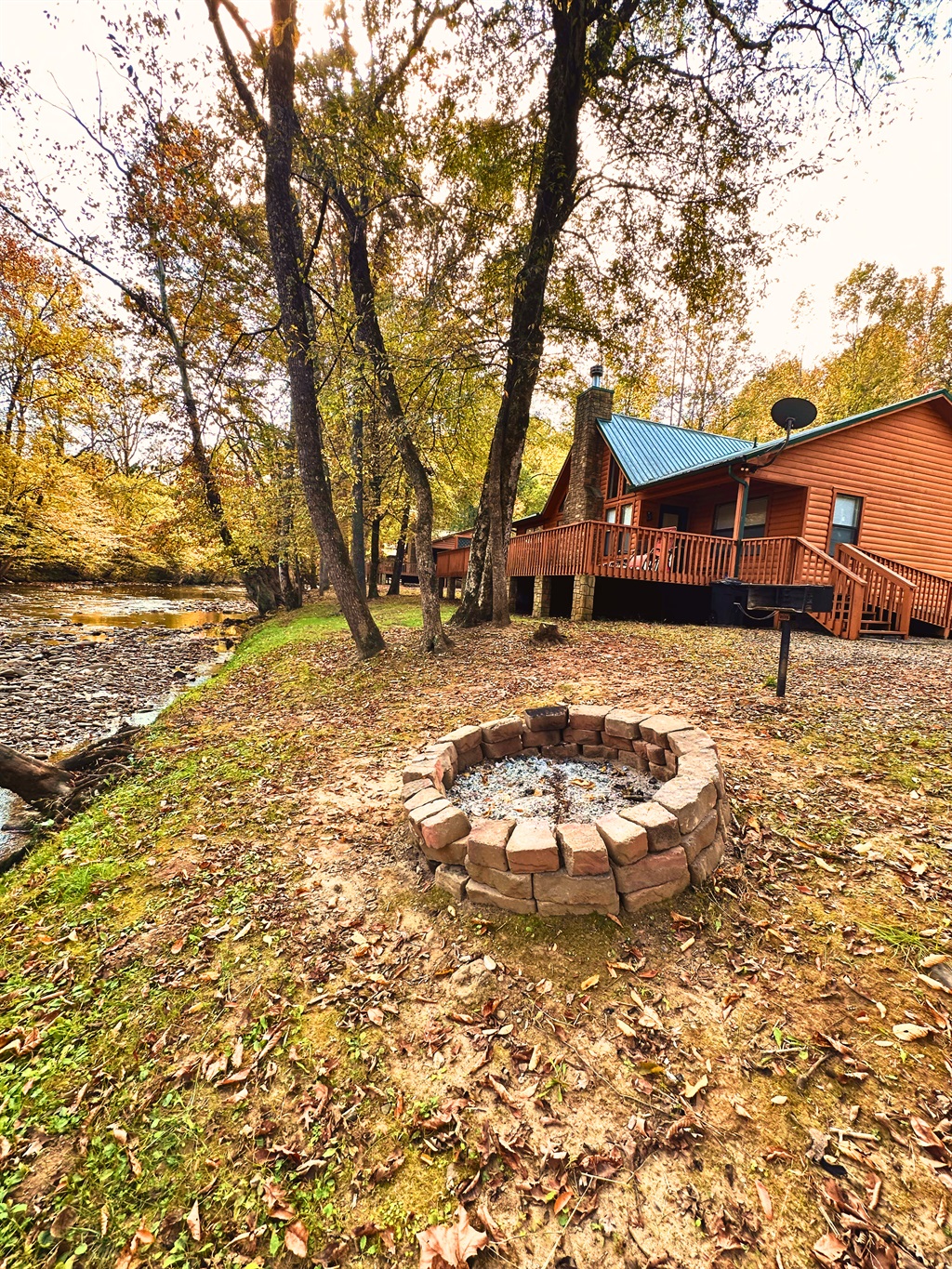 Cozy evenings by the fire pit with creek sounds and mountain views