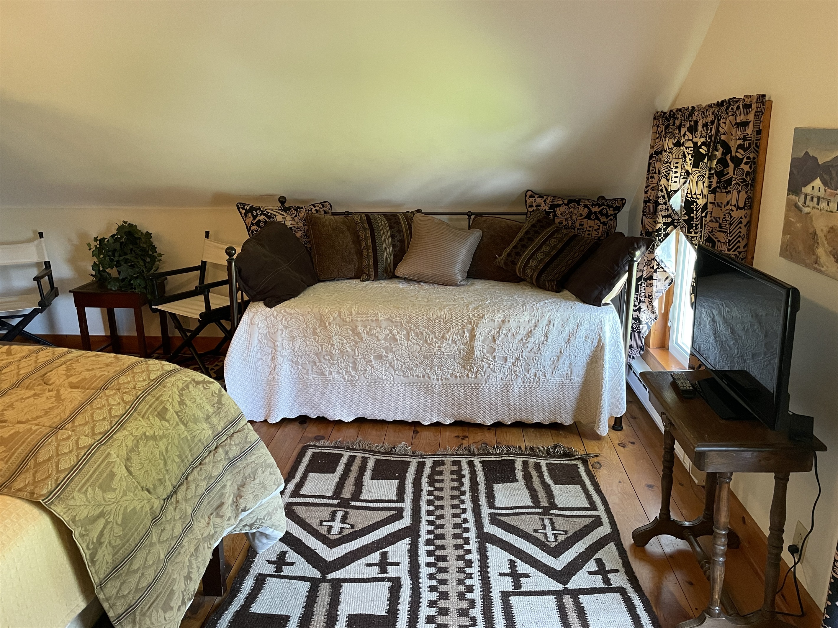 2nd floor bdrm 7 - Queen + Daybed with ensuite bath