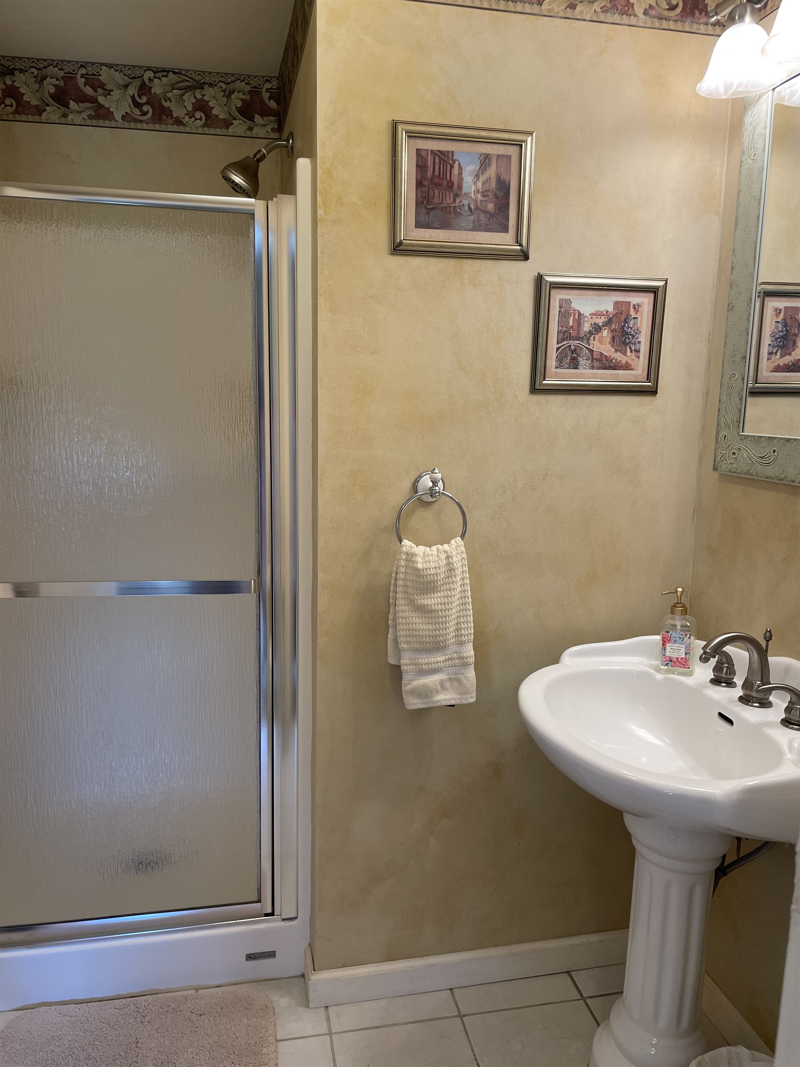 Ensuite bath in Venice bdrm