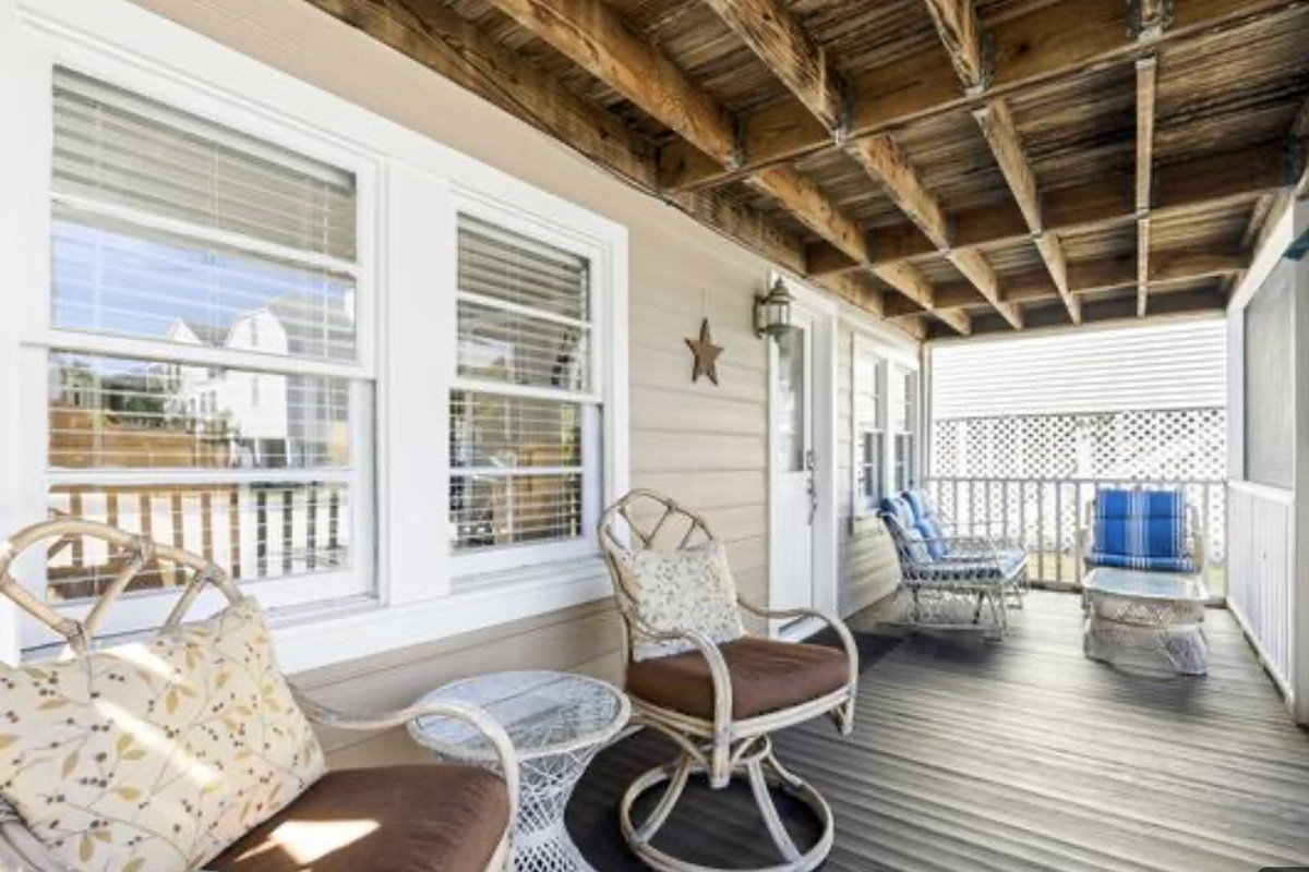 The screened porch is where everyone ends up, comfortable seating and ocean air without the bugs. ⭐
