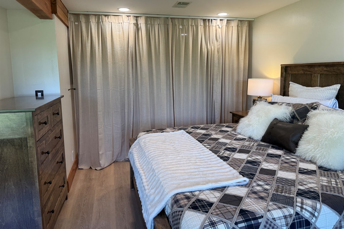 Privacy curtain between King and lounge area