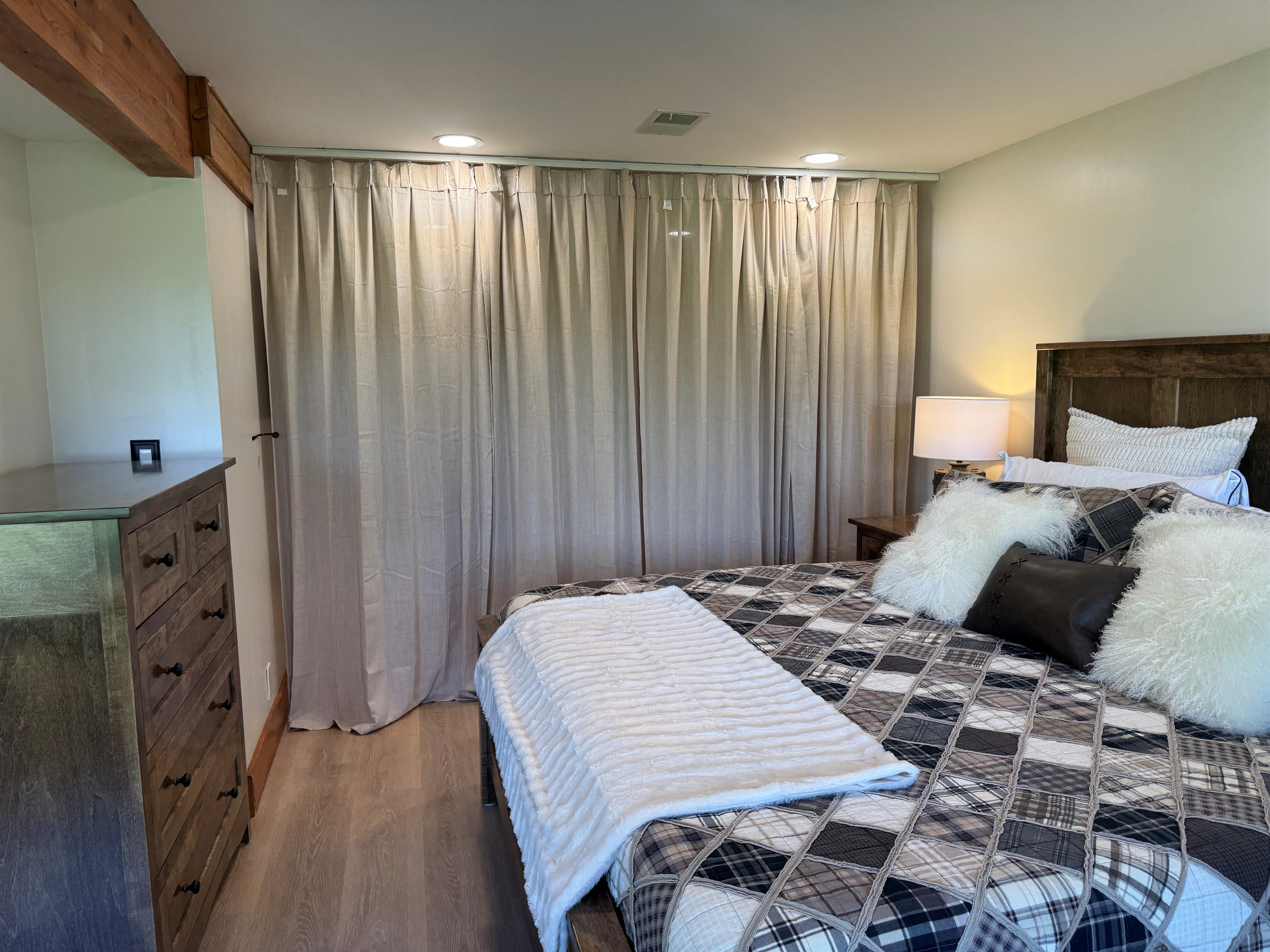 Privacy curtain between King and lounge area