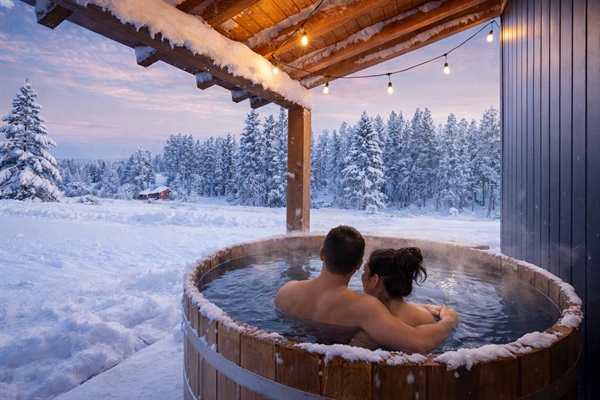 Soak under the stars in your own private winter sanctuary ❄️✨
Slip into a steaming cedar hot tub as fresh snow blankets the pines and soft lights glow overhead. Whether it’s a romantic evening or a peaceful escape, this cozy outdoor retreat is the perfect