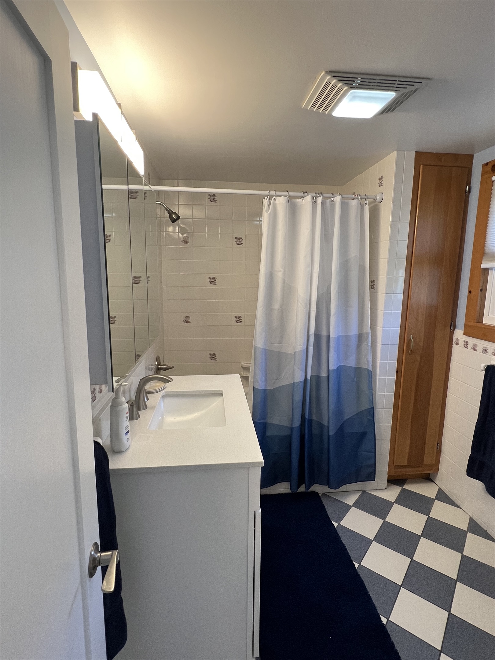 Ensuite bath w/ tub/shower
