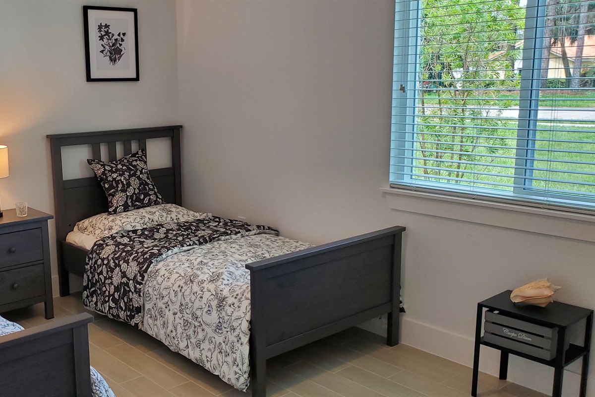 Twin bedroom (2 twin beds)