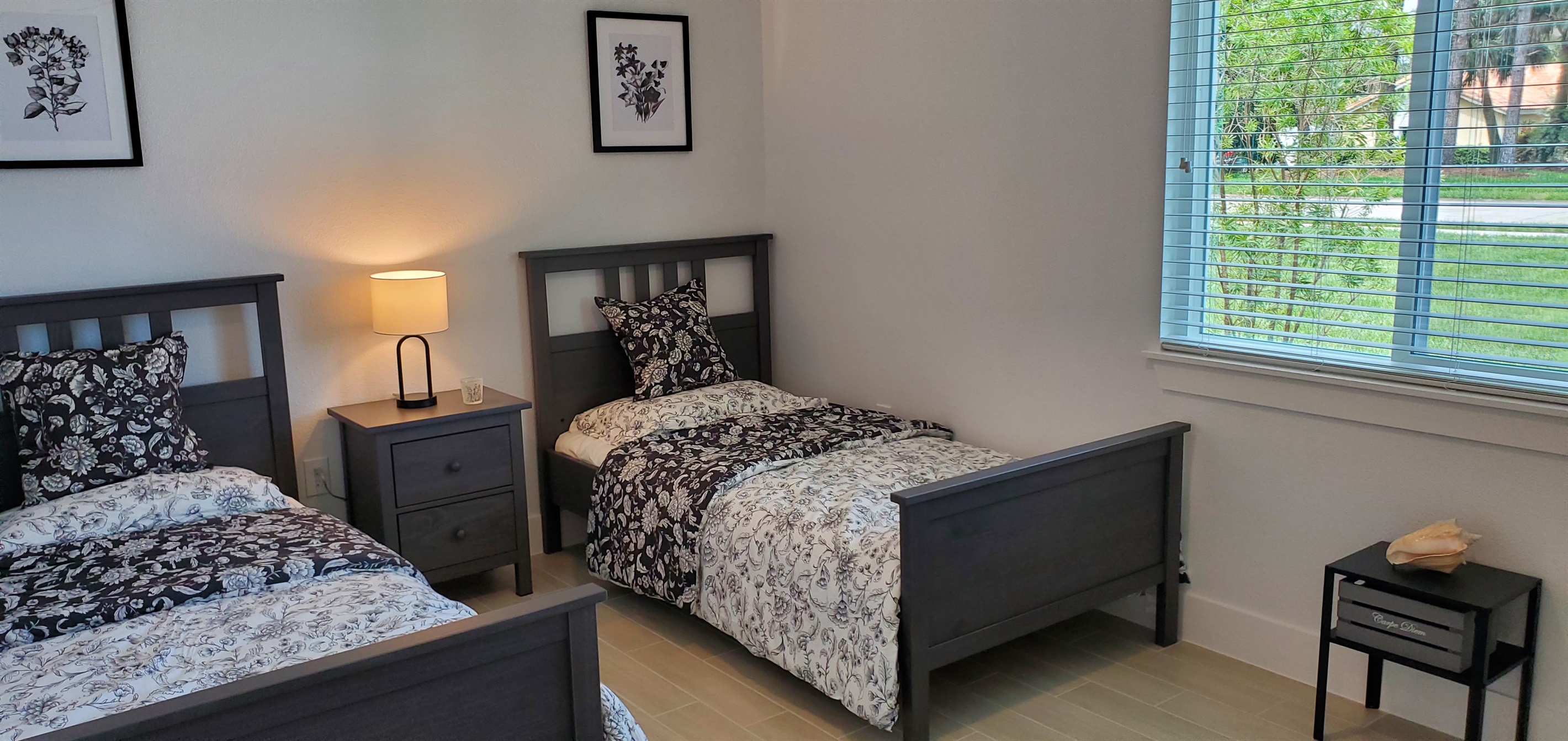 Twin bedroom (2 twin beds)