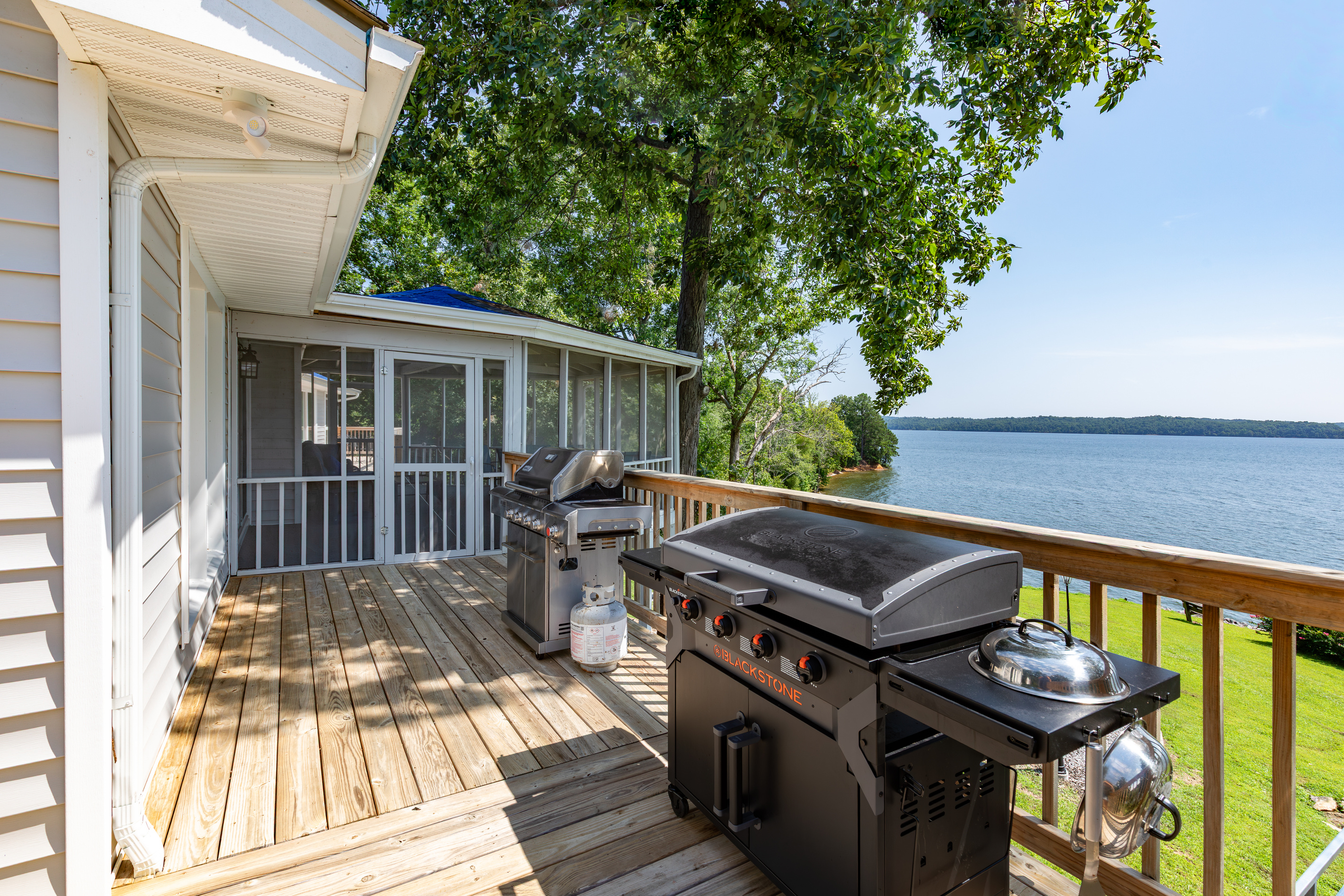 Prepare dinner at the outdoor grill and griddle station while enjoying the lakefront scenery.