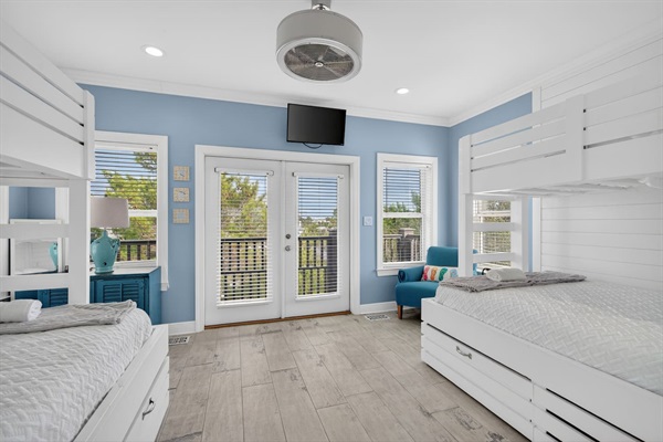 Third floor bunk room, with 2 twin over 2 full beds, and another private balcony!