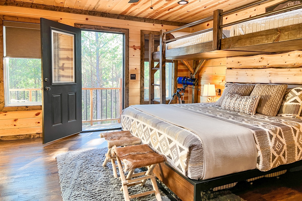 Oversized room: King bed + 2 twin bunks + dresser + Smart TV